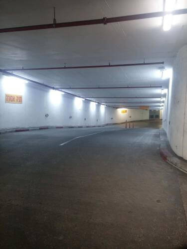 התקנת אביזרי תאורה בחניון